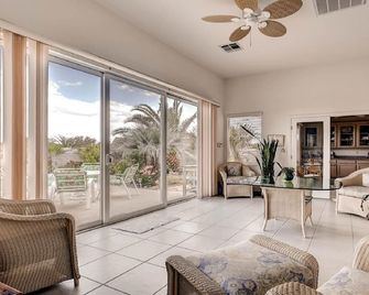 Magical Getaway: Garden Oasis & Pool, Mtn.Views, Hiking, close to Shops & Strip - Las Vegas - Living room