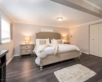 Beautiful Estate with Tennis Court and Swimming Pool - Cologne - Bedroom