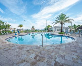 Only 5 Miles from Disney! Free Water Park! 2 Bed, 2 Bath Condo, Sleeps 8 - Kissimmee - Piscina
