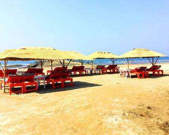 Morjim Queen Beach Resort - Morjim - Strand
