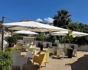 Il Caimano B&B - Vulcano - Patio