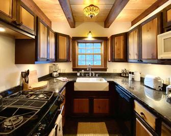Convenient location close to Priest Lake for families, pets & work-cation stays! - Priest River - Kitchen