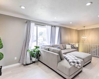 Deck and Yard Pet-Friendly Apartment in Magna! - West Valley City - Living room