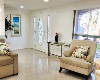 Near Clearwater And Tarpon Spring With Water View - Holiday - Living room