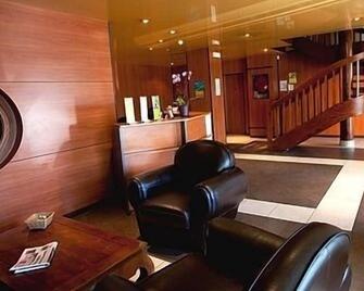 أوتل لو ريليه - بيسكاروس - ردهة