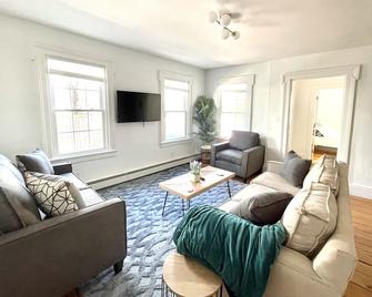 Historical 1st Floor 3br Apt Brunswick @ Bowdoin - Brunswick - Living room