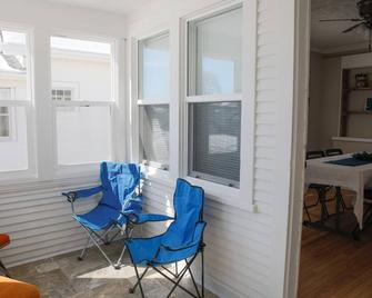The Cozzy 3 Br House, Spacious Clean Home! - West Allis - Restaurant