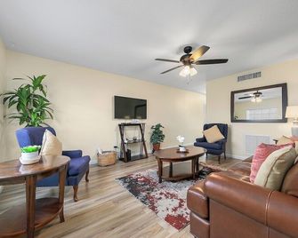 Near Beaches, Downtown Melbourne, Mlb Airport, Fit, And Hrmc! 1 - Melbourne - Living room