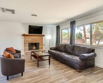 Quiet Ridgecrest Vacation Rental w/ Private Yard! - Ridgecrest - Living room