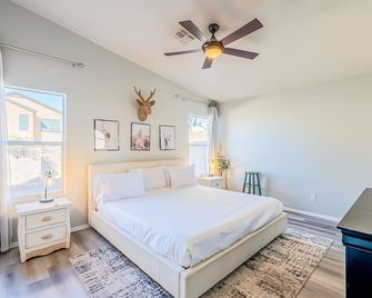 Splendor and Serenity | Sunoria Haus - Tucson - Schlafzimmer