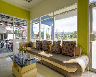 Hotel Miranda Bawean Mitra RedDoorz - Gresik - Sala de estar