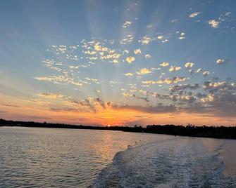 Clean&Comfy Poolside veranda, Premium cable, River access & boat slip available - Homosassa