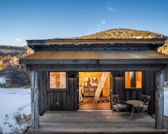 The Boundary Cabin 6 - Mount Carmel - Building