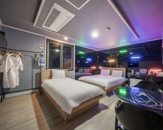 Sokcho Laon Hotel - Sokcho - Bedroom