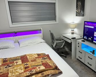 White Private Charm Room near YEG Airport with Shared Bathroom| Shared Kitchen - Beaumont