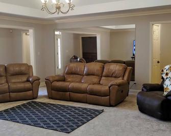 Atlanta, Soccer Academy, Airport. Atlanta Motor Speedway , Trilogy - Peachtree City - Living room