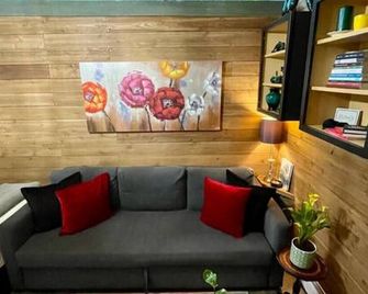 Cozy Cabana with Large Private Outdoor Hot Tub - Nanoose Bay - Living room