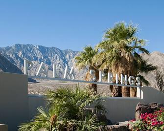 Updated modern condo w/ shared pool & mountain views - near downtown - Palm Springs - Balcón
