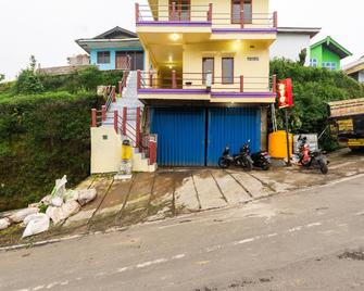 OYO 2957 Erlina Homestay - Pasuruan - Gebouw