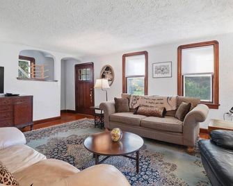 Willow Woods Retreat - Farmhouse - Patio & Nature - Kirtland - Living room