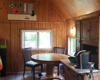 Updated Cottage -- Pet & Family Friendly - Plessis - Dining room