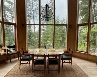 The newly remodeled Stone Cabin with sandy beach and clean clear water - Bemidji - Dining room