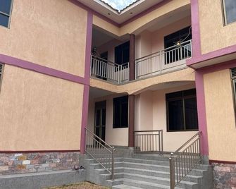 5mins away from the heart of the town - Jinja - Building