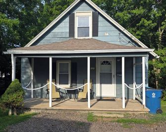 Cozy and Serene 2-bedroom pet friendly house with AC in Downtown Lorain - Lorain - Edificio