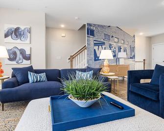 Julianne - Luxury 4 Br Rooftop Deck + Garage - Wake Forest - Wohnzimmer