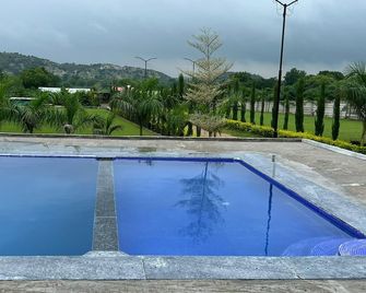 Kisan Farm House | Serene 2BR Villa with Private Pool & Garden, Hillside Stay - Rājsamand - Pool