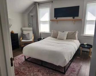 Queen's Haven - Clean, Peaceful & Private Upper Unit in Historic Neighbourhood - Halton Hills - Slaapkamer