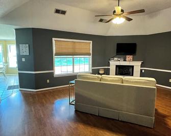 New to VRBO. Safe area. Bartlett, Tn near Memphis. easy access to I40.No Parties - Bartlett - Living room