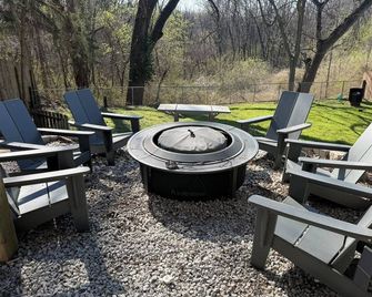 Boonville House on the Hill 2 bedroom fully furnished apartment - Boonville - Patio