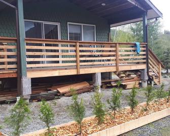 Lakeside Cabin - Beaver Lake Resort - Pet friendly - Airbnb Legal! - Lake Cowichan - Building
