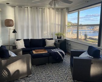 The Legacy Lake Cottage on sought after Lake June in Winter- Recently Renovated! - Lake Placid - Living room