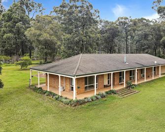 Bundara- Hunter Valley Retreat | Sleeps 11 | Rural | Resting amongst the trees - Millfield - Edificio