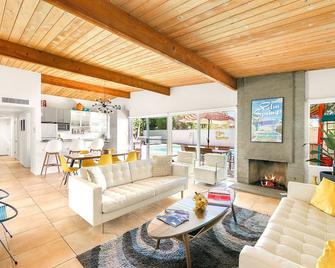 'Banana Cabana' Pool Pad w/ Treehouse! - Palm Springs - Salon