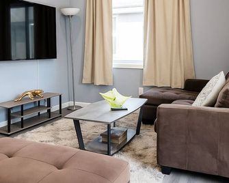 Relaxing Pet Friendly 3br Near Biotech, City - South San Francisco - Living room