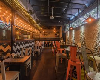 OYO Flagship 685 Hotel Jayshree Domestic Airport - Μουμπάι - Εστιατόριο