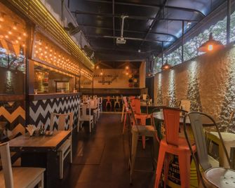 OYO Flagship 685 Hotel Jayshree Domestic Airport - Mumbai - Bar