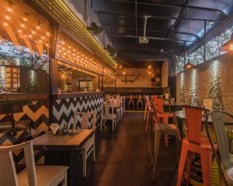 OYO Flagship 685 Hotel Jayshree Domestic Airport - Mumbai - Bar