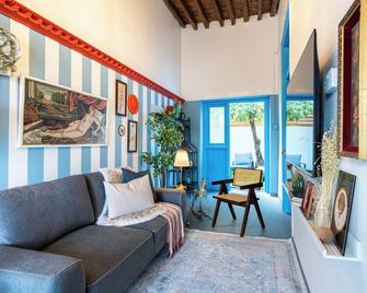 Blue Haven - 2-BR Artistic Escape in Larnaca - Larnaca - Living room