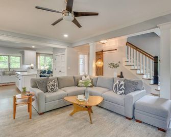 1 Mi to Dtwn: Upscale Retreat in Durham! - Durham - Living room