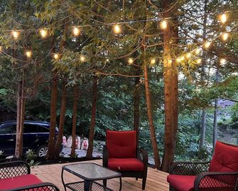 Private cozy Sauble Beach cottage, close to the nature & entertainment. - Sauble Beach - Patio