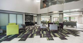 La Quinta Inn & Suites by Wyndham Clearwater South - Clearwater - Σαλόνι ξενοδοχείου