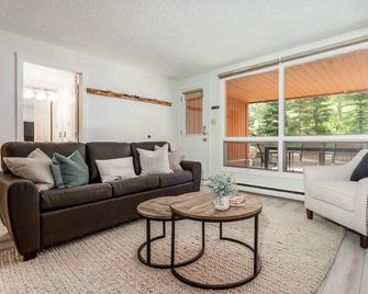 Fully Renovated Studio | Ski in/Out: Closest Condo to Lift | Pool & Hot Tubs - Panorama - Sala
