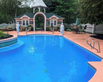 Sunlit Suite with a Kitchenette, Gas Fireplace, Fast WiFi, Patio, & Pool - Jackson - Pool