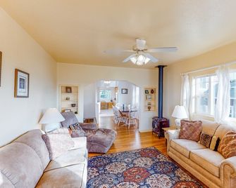 Cottage at Nye Beach - Newport - Living room