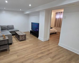 Private Guest House- Walkout Basement - Aurora