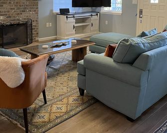 A Woodland Cottage in suburban Portland - Portland - Living room